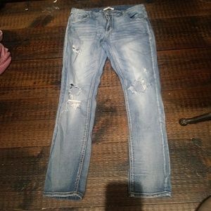 Light-wash, distressed jeans with holes